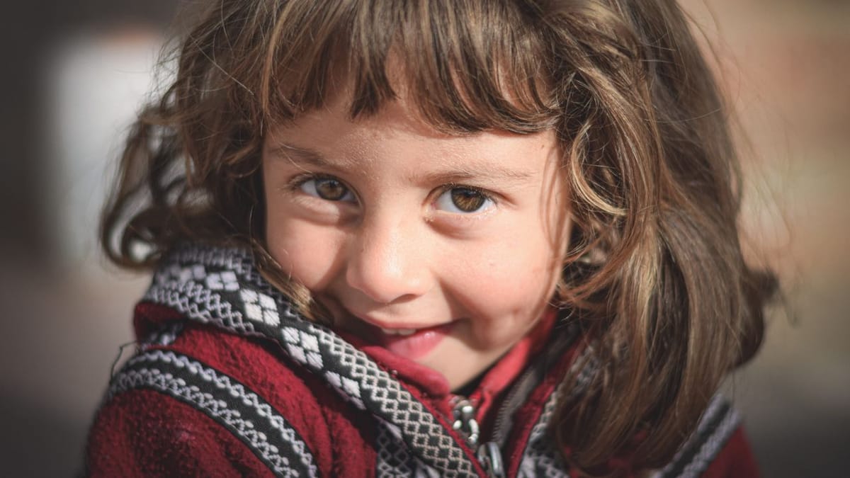 Enfant souriante et fière au réveil