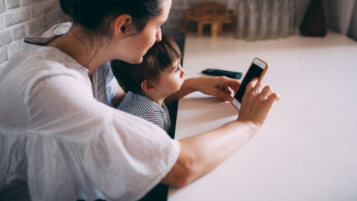 Parent et enfant cochant ensemble le contrat du soir sur l'application