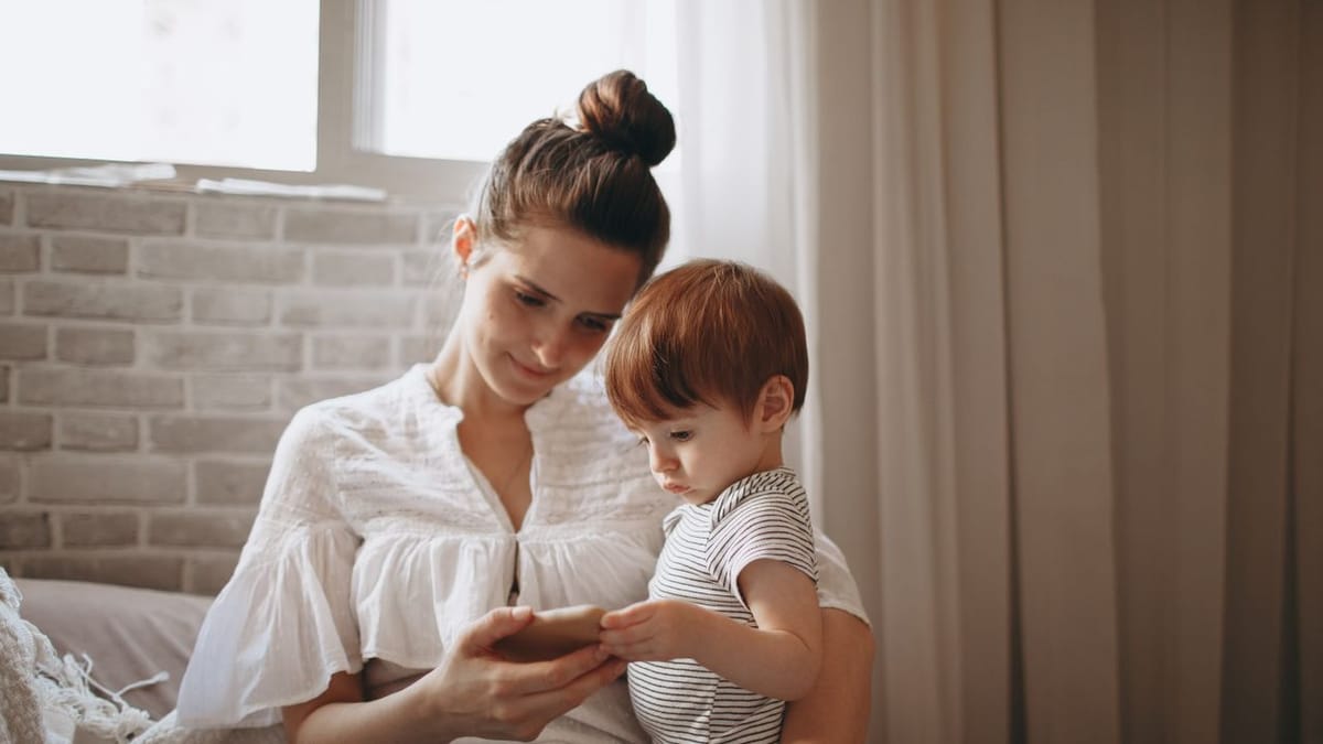 Maman apaisant son enfant avec douceur