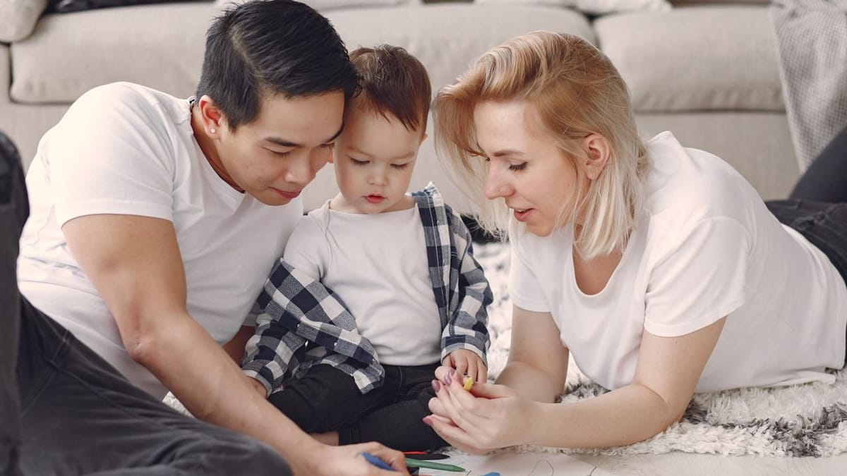 Parents et enfant concentrés ensemble sur une activité